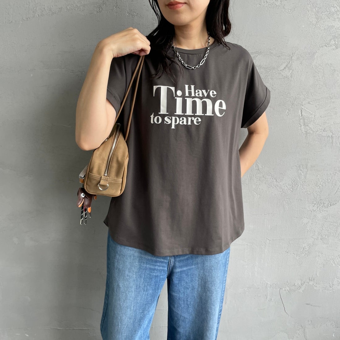 Maison de L'allure [メゾン ドゥ ラリュール] 光沢ラバーロゴプリントTシャツ [M25112029] 08 CHARCOA &&モデル身長：160cm 着用サイズ：F&&