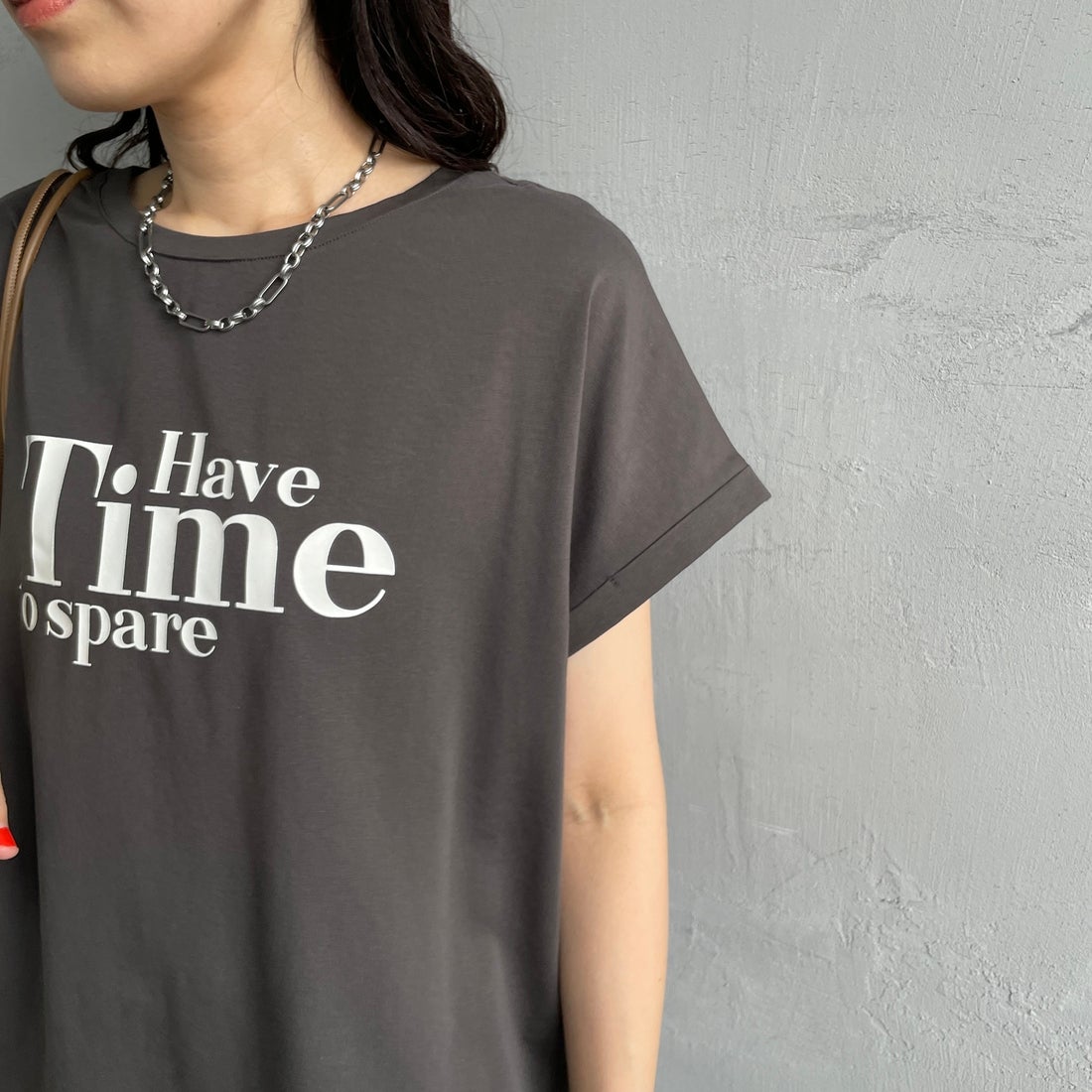 Maison de L'allure [メゾン ドゥ ラリュール] 光沢ラバーロゴプリントTシャツ [M25112029] 08 CHARCOA &&モデル身長：160cm 着用サイズ：F&&