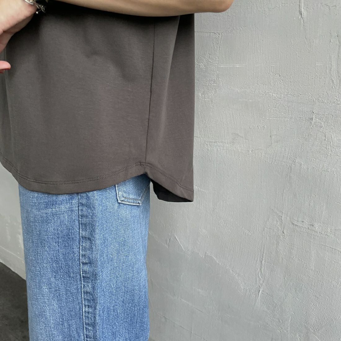 Maison de L'allure [メゾン ドゥ ラリュール] 光沢ラバーロゴプリントTシャツ [M25112029] 08 CHARCOA &&モデル身長：160cm 着用サイズ：F&&