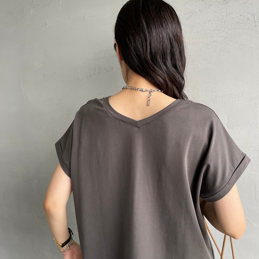 Maison de L'allure [メゾン ドゥ ラリュール] 光沢ラバーロゴプリントTシャツ [M25112029] 08 CHARCOA &&モデル身長：160cm 着用サイズ：F&&