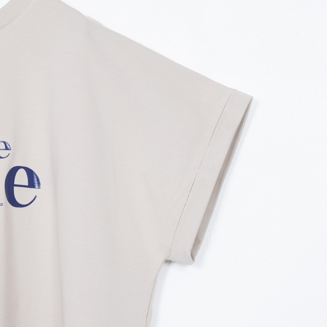 Maison de L'allure [メゾン ドゥ ラリュール] 光沢ラバーロゴプリントTシャツ [M25112029] 23 GREIGE