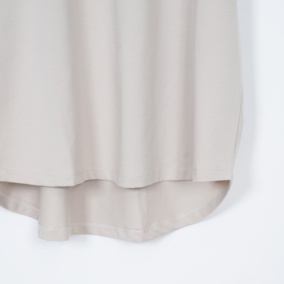 Maison de L'allure [メゾン ドゥ ラリュール] 光沢ラバーロゴプリントTシャツ [M25112029] 23 GREIGE