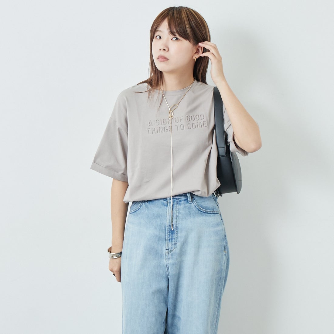 Maison de L'allure [メゾン ドゥ ラリュール] エンボスロゴTシャツ [M25112028] 23 GREIGE &&モデル身長：167cm 着用サイズ：F&&