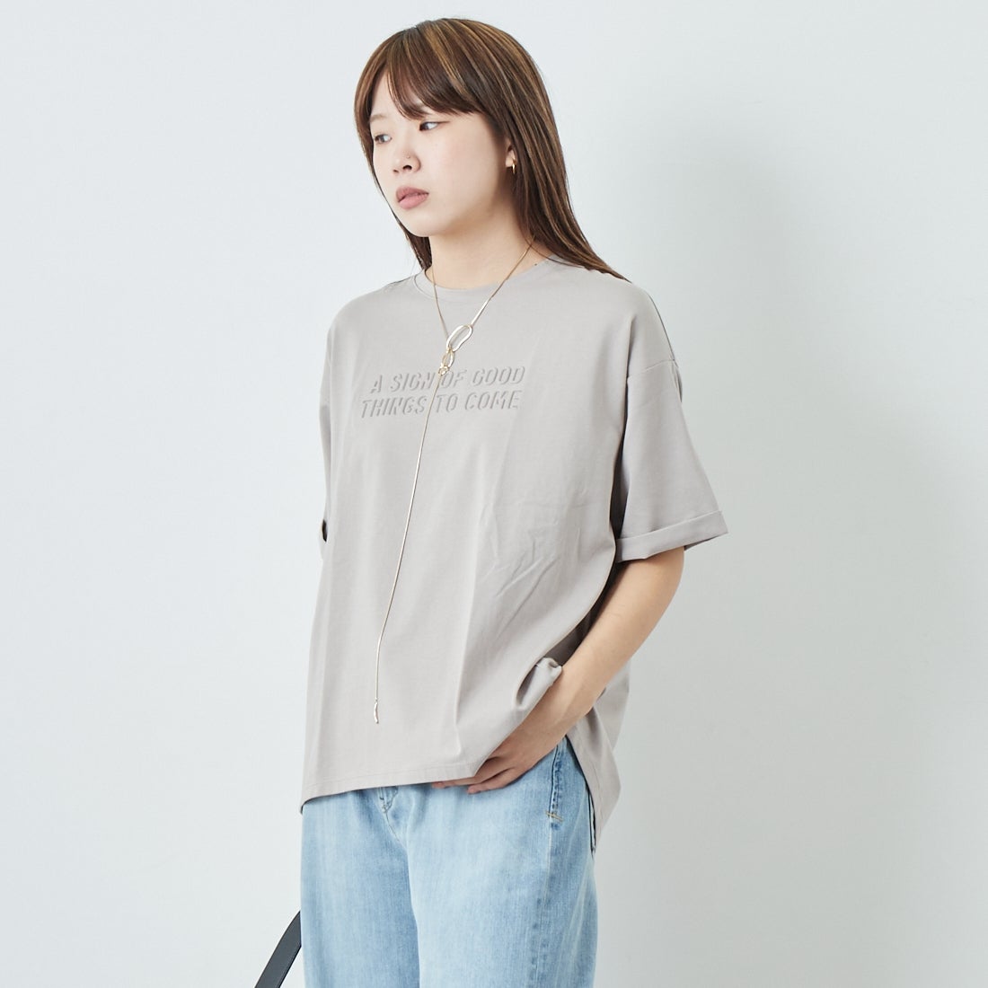Maison de L'allure [メゾン ドゥ ラリュール] エンボスロゴTシャツ [M25112028] 23 GREIGE &&モデル身長：167cm 着用サイズ：F&&