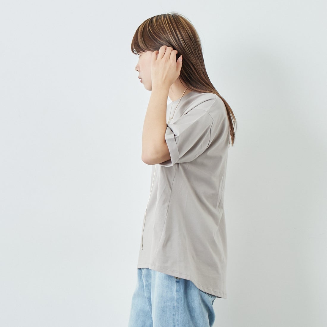 Maison de L'allure [メゾン ドゥ ラリュール] エンボスロゴTシャツ [M25112028] 23 GREIGE &&モデル身長：167cm 着用サイズ：F&&