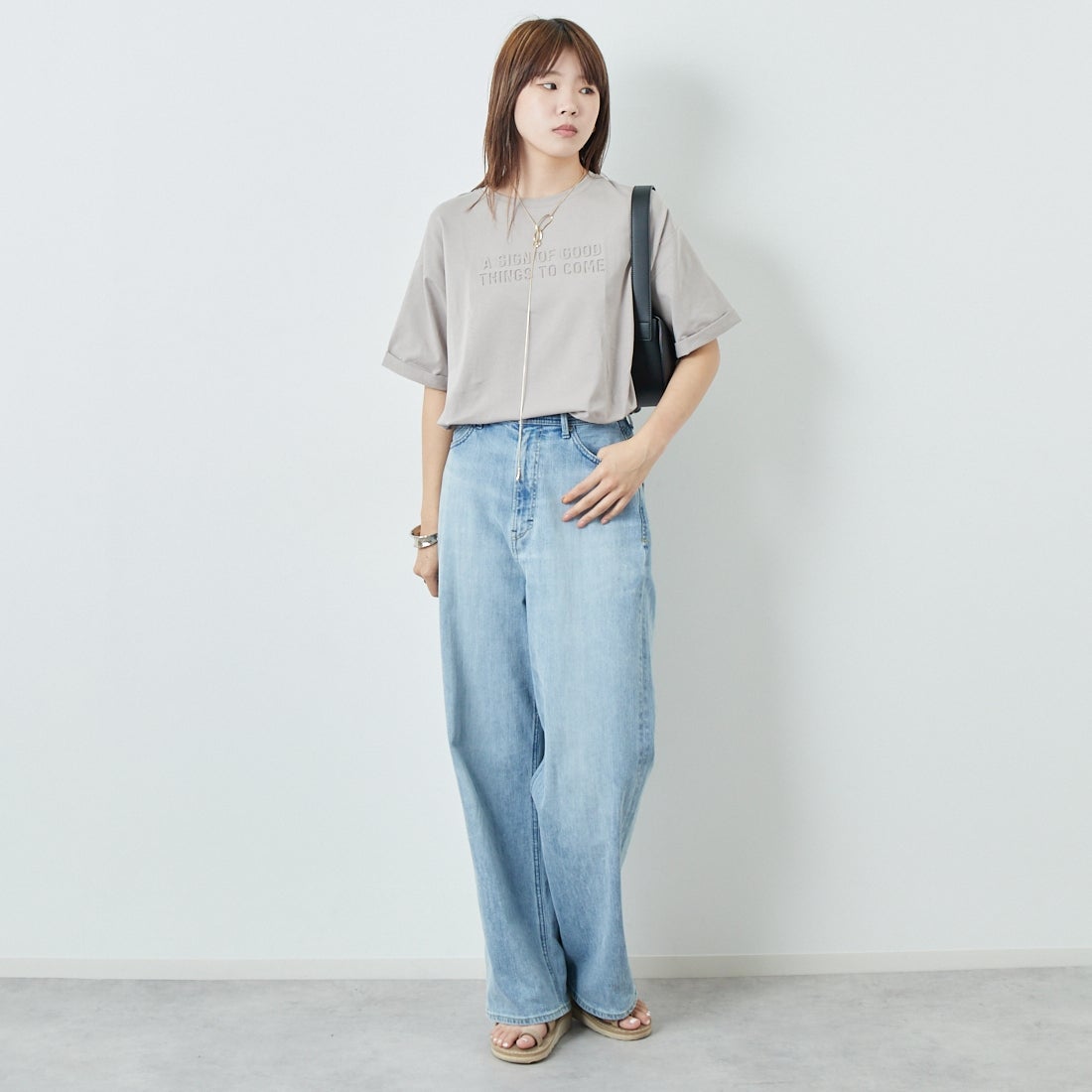 Maison de L'allure [メゾン ドゥ ラリュール] エンボスロゴTシャツ [M25112028] 23 GREIGE &&モデル身長：167cm 着用サイズ：F&&