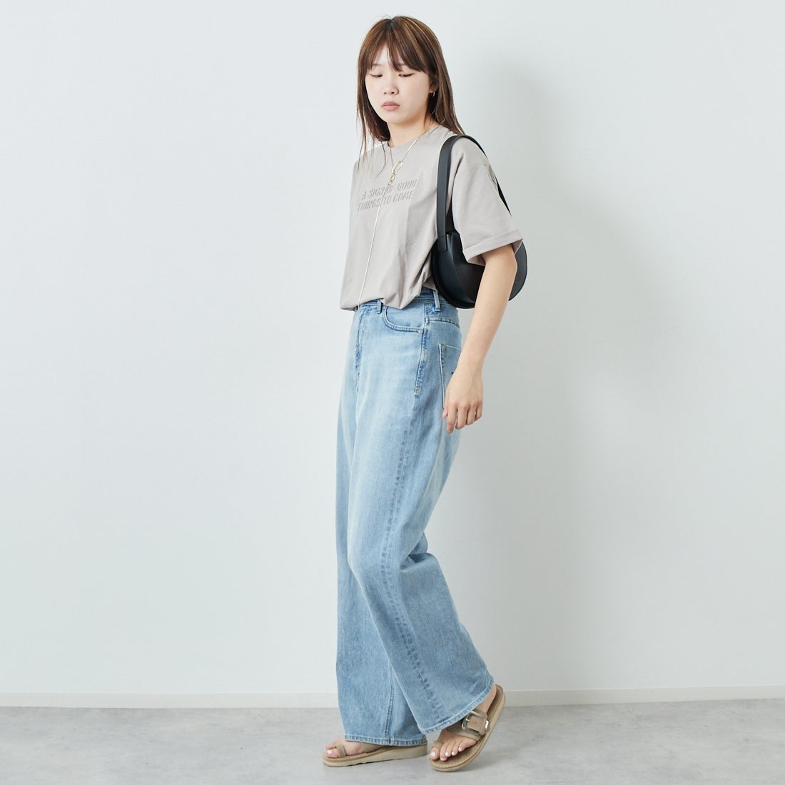 Maison de L'allure [メゾン ドゥ ラリュール] エンボスロゴTシャツ [M25112028] 23 GREIGE &&モデル身長：167cm 着用サイズ：F&&