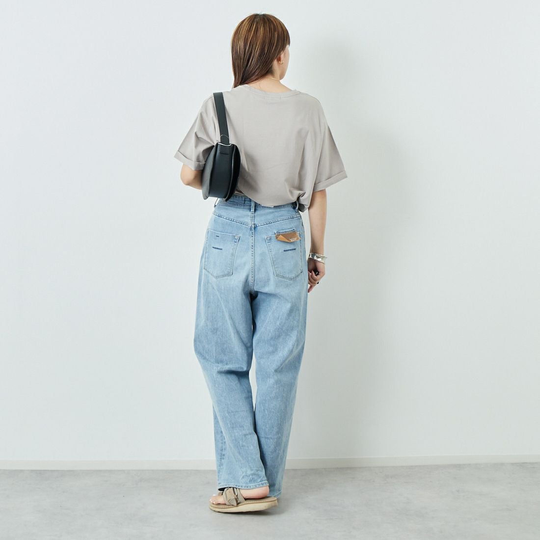 Maison de L'allure [メゾン ドゥ ラリュール] エンボスロゴTシャツ [M25112028] 23 GREIGE &&モデル身長：167cm 着用サイズ：F&&