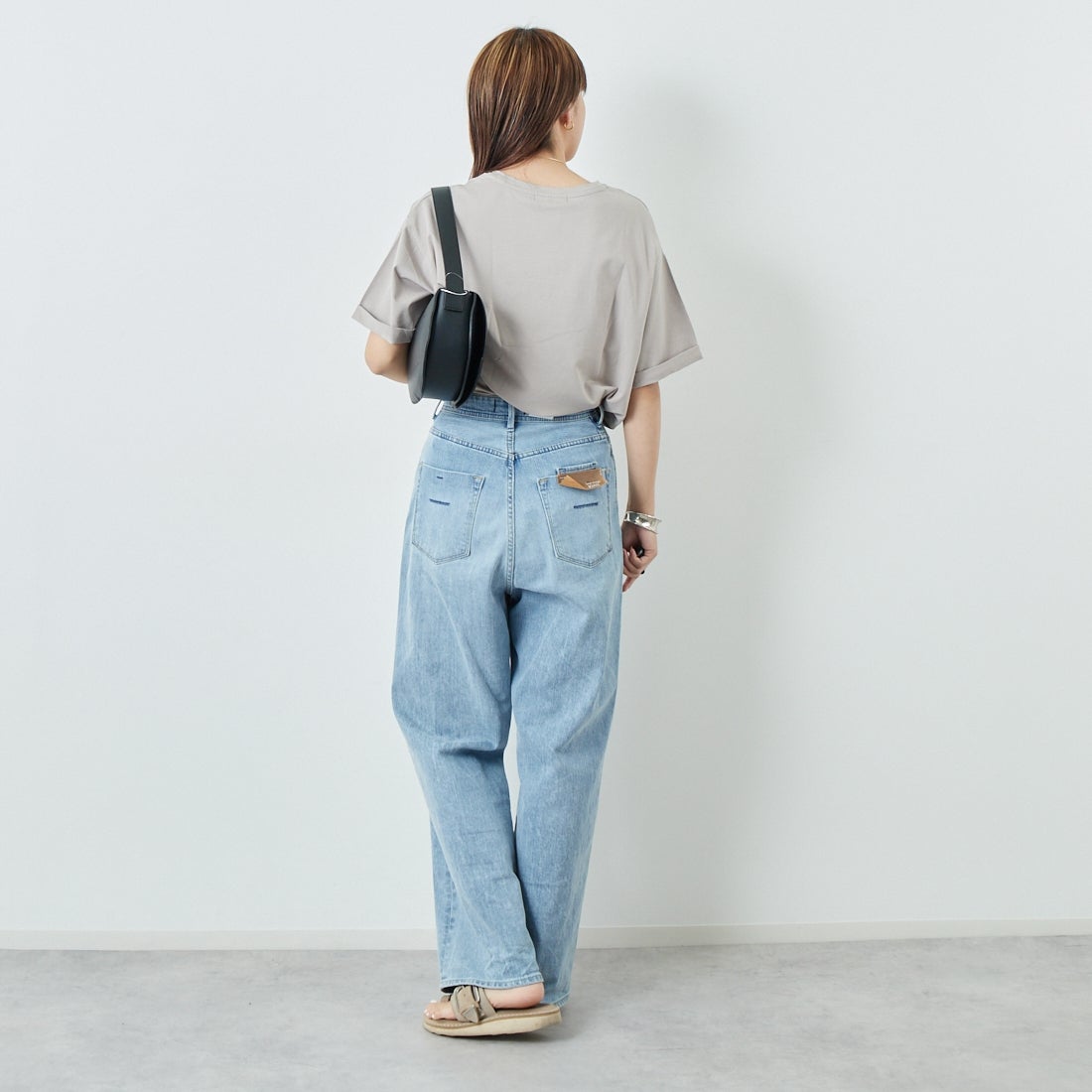 Maison de L'allure [メゾン ドゥ ラリュール] エンボスロゴTシャツ [M25112028] 23 GREIGE &&モデル身長：167cm 着用サイズ：F&&