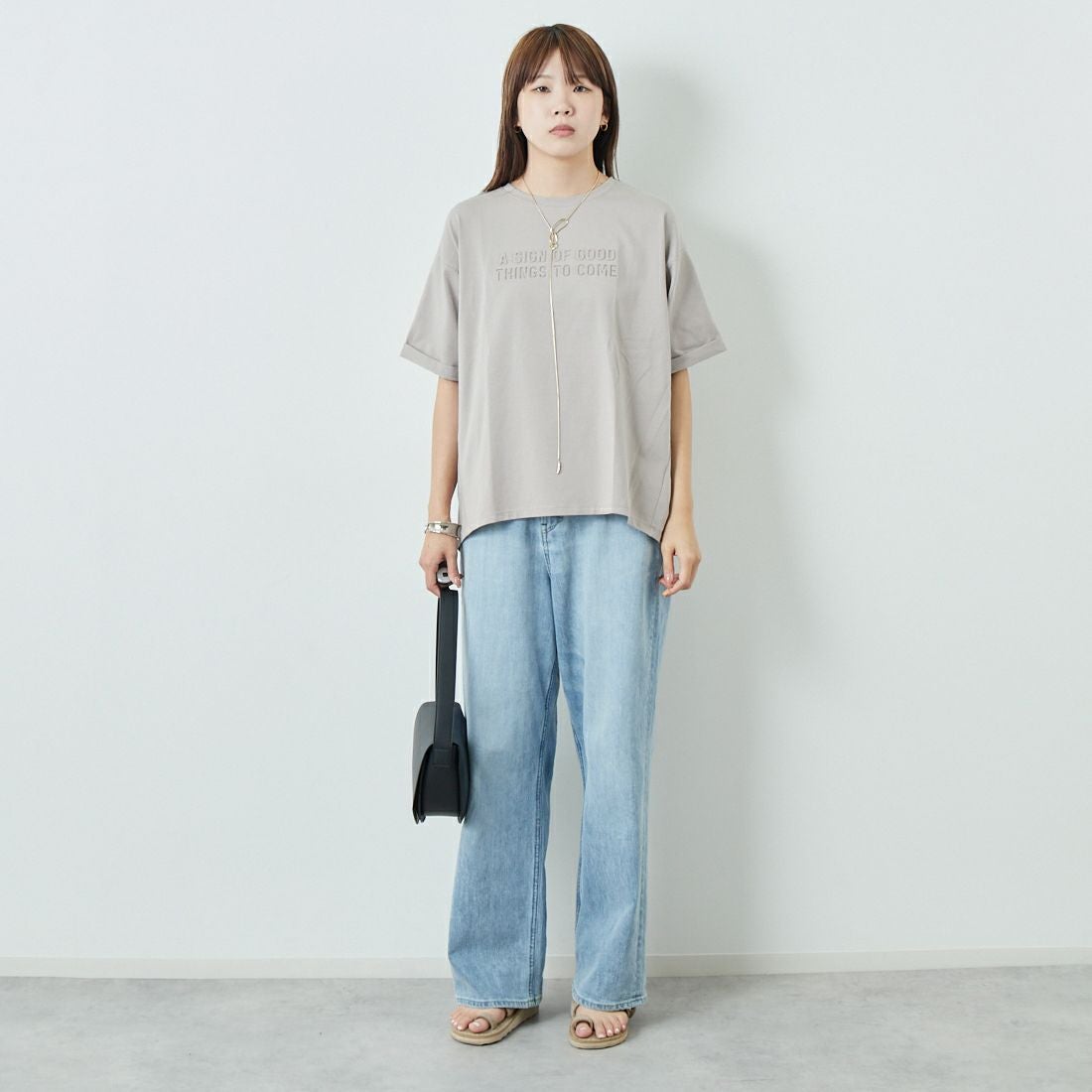 Maison de L'allure [メゾン ドゥ ラリュール] エンボスロゴTシャツ [M25112028] 23 GREIGE &&モデル身長：167cm 着用サイズ：F&&