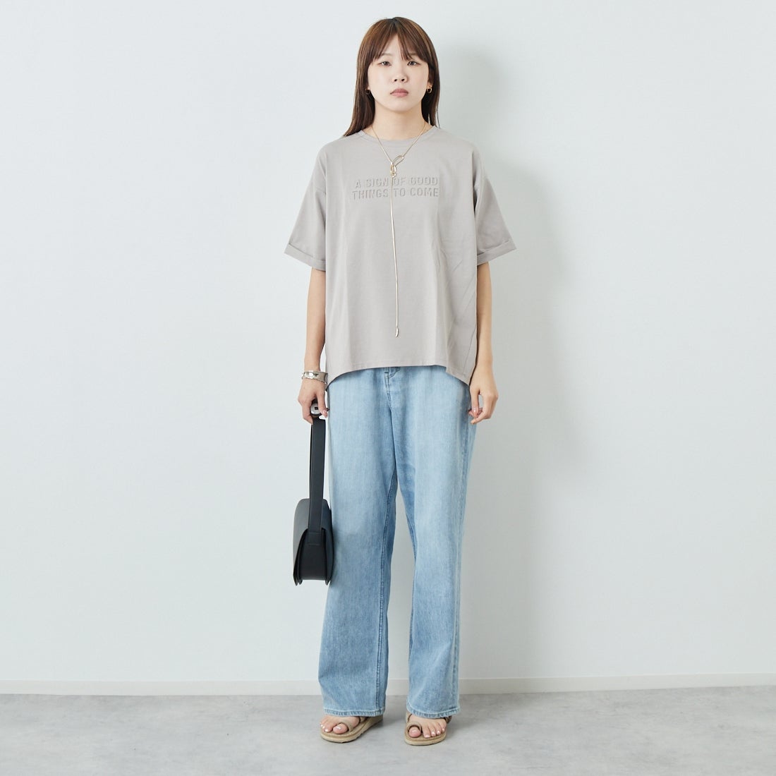 Maison de L'allure [メゾン ドゥ ラリュール] エンボスロゴTシャツ [M25112028] 23 GREIGE &&モデル身長：167cm 着用サイズ：F&&