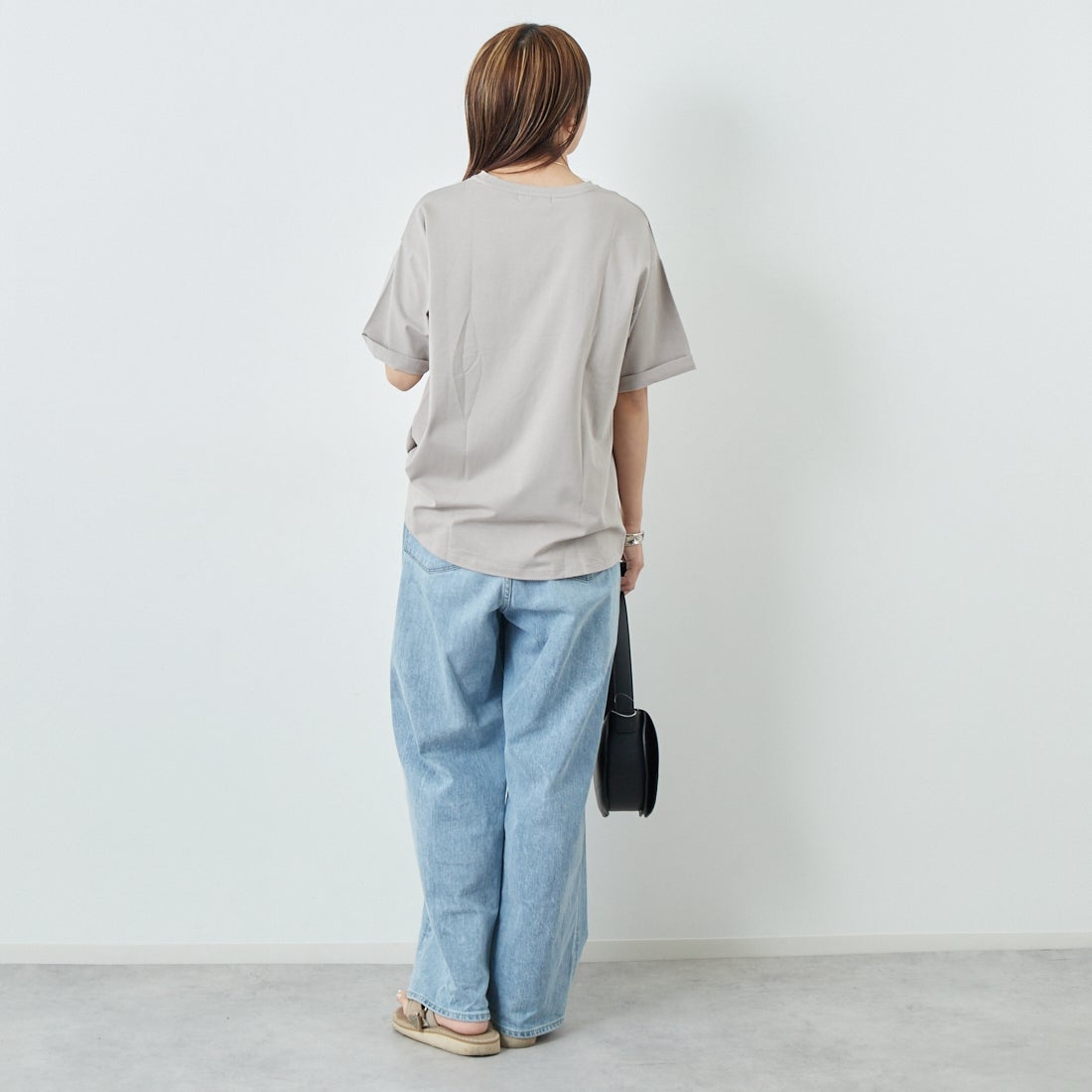 Maison de L'allure [メゾン ドゥ ラリュール] エンボスロゴTシャツ [M25112028] 23 GREIGE &&モデル身長：167cm 着用サイズ：F&&