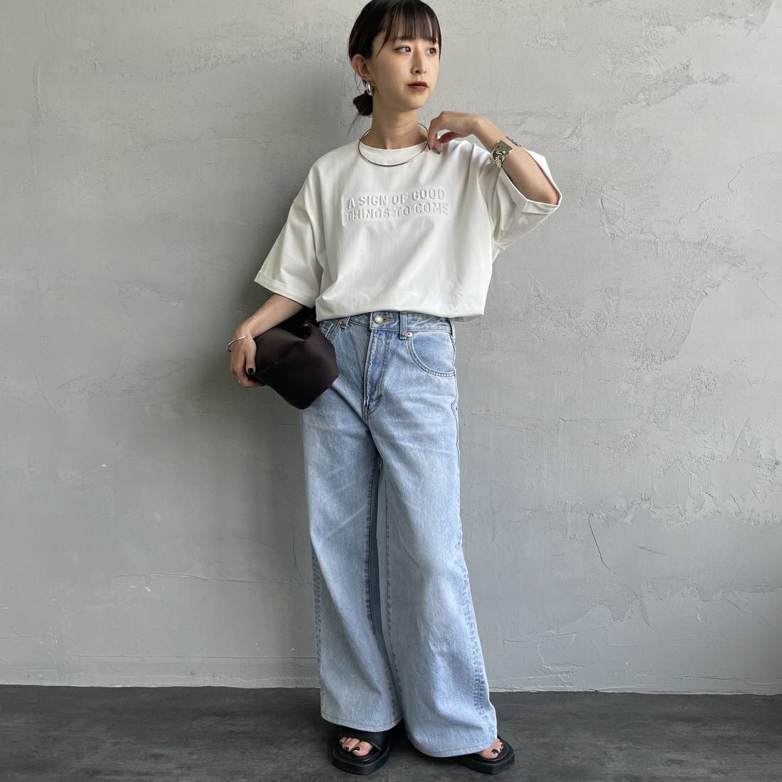 Maison de L'allure [メゾン ドゥ ラリュール] エンボスロゴTシャツ [M25112028] 02 OFF &&モデル身長：150cm 着用サイズ：F&&