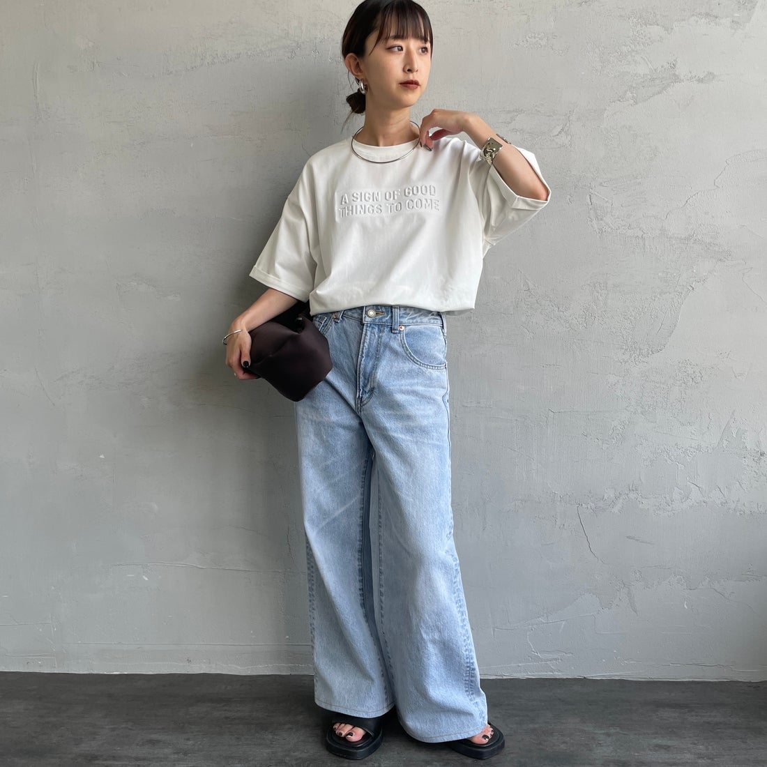 Maison de L'allure [メゾン ドゥ ラリュール] エンボスロゴTシャツ [M25112028] 02 OFF &&モデル身長：150cm 着用サイズ：F&&