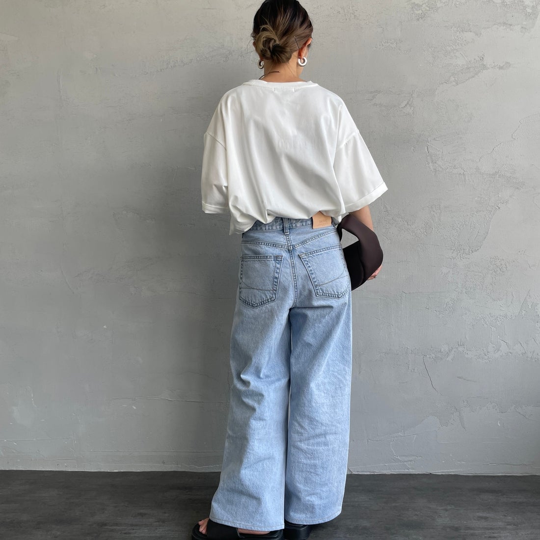 Maison de L'allure [メゾン ドゥ ラリュール] エンボスロゴTシャツ [M25112028] 02 OFF &&モデル身長：150cm 着用サイズ：F&&