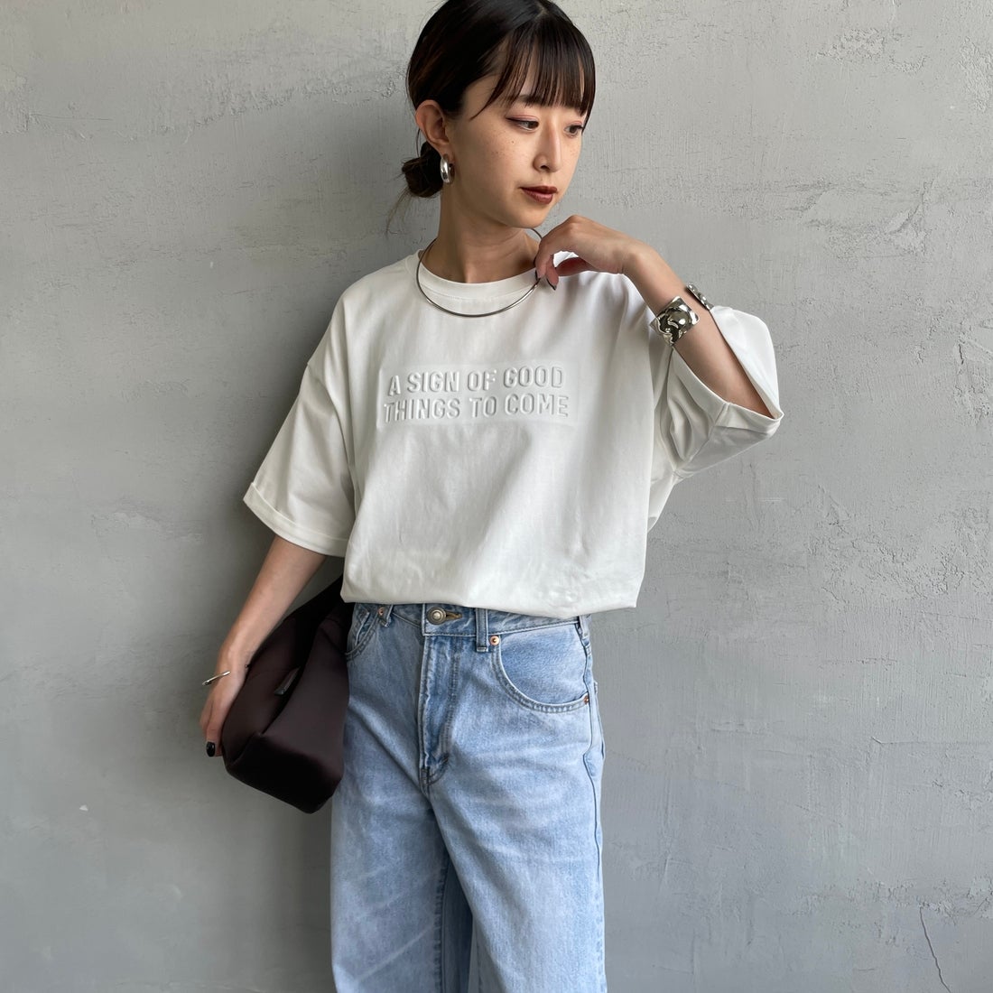 Maison de L'allure [メゾン ドゥ ラリュール] エンボスロゴTシャツ [M25112028] 02 OFF &&モデル身長：150cm 着用サイズ：F&&