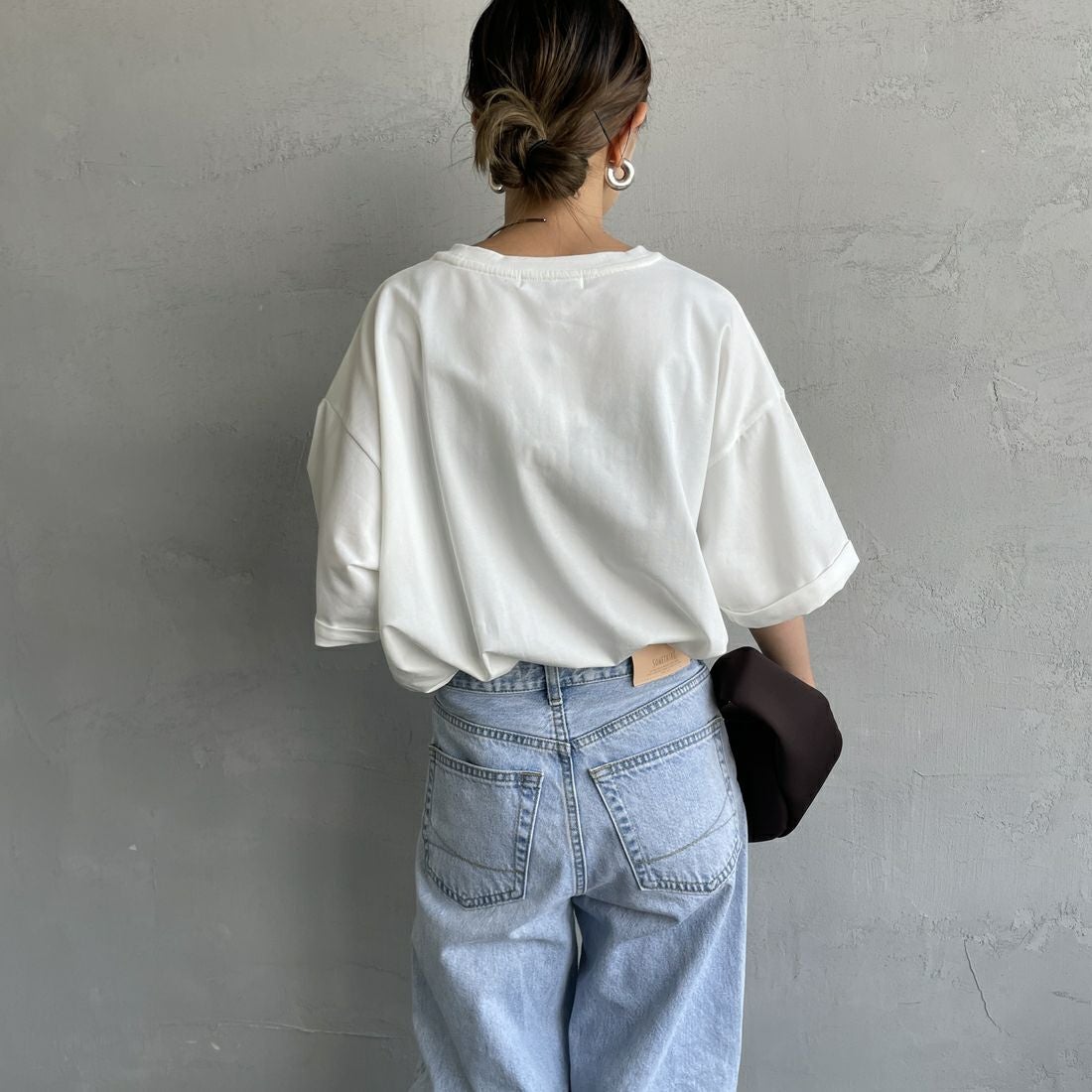 Maison de L'allure [メゾン ドゥ ラリュール] エンボスロゴTシャツ [M25112028] 02 OFF &&モデル身長：150cm 着用サイズ：F&&