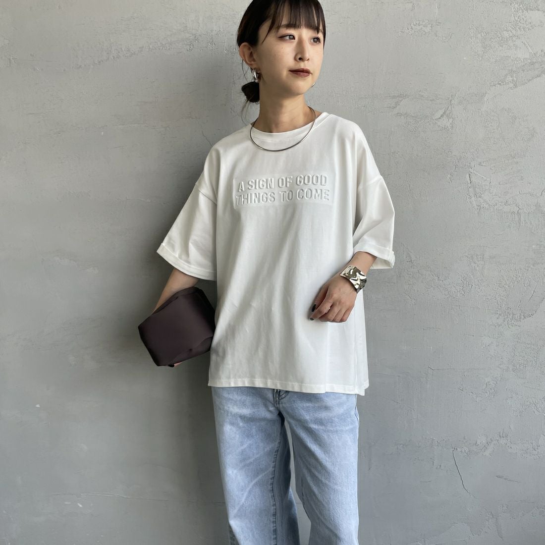 Maison de L'allure [メゾン ドゥ ラリュール] エンボスロゴTシャツ [M25112028] 02 OFF &&モデル身長：150cm 着用サイズ：F&&