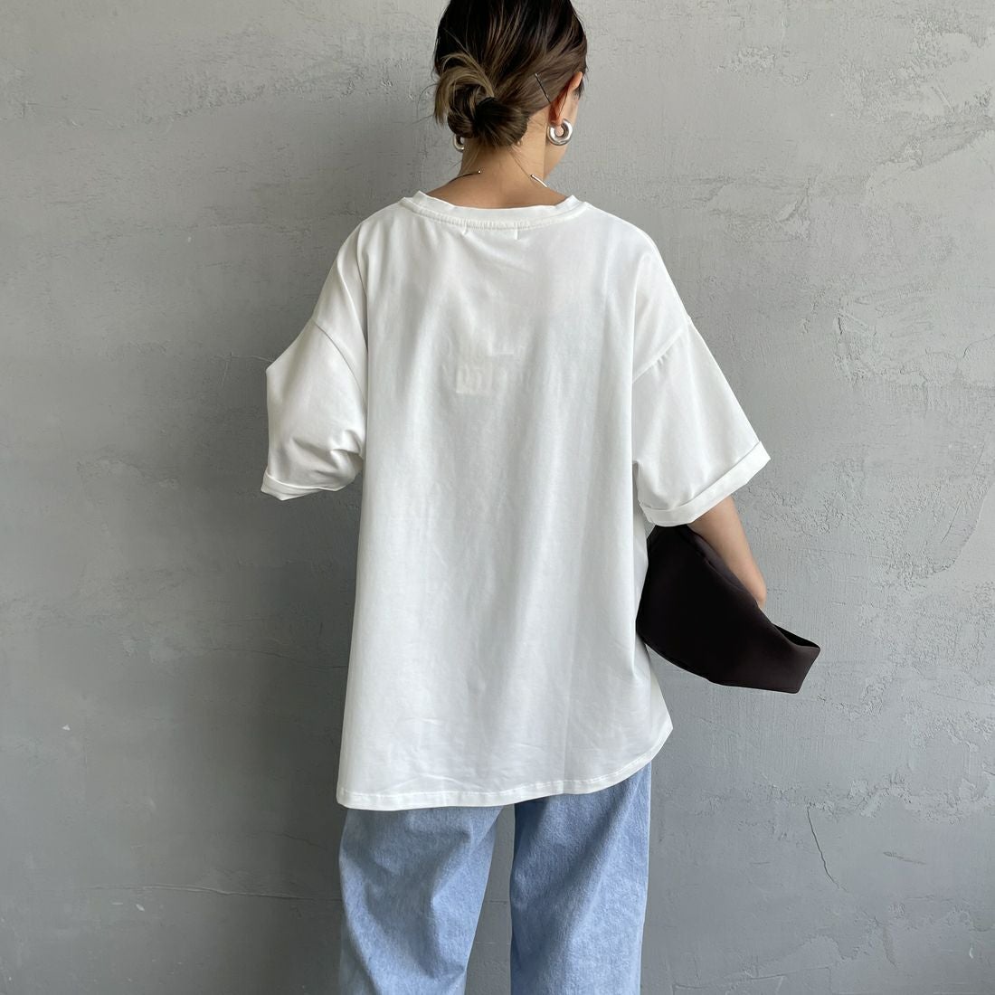 Maison de L'allure [メゾン ドゥ ラリュール] エンボスロゴTシャツ [M25112028] 02 OFF &&モデル身長：150cm 着用サイズ：F&&