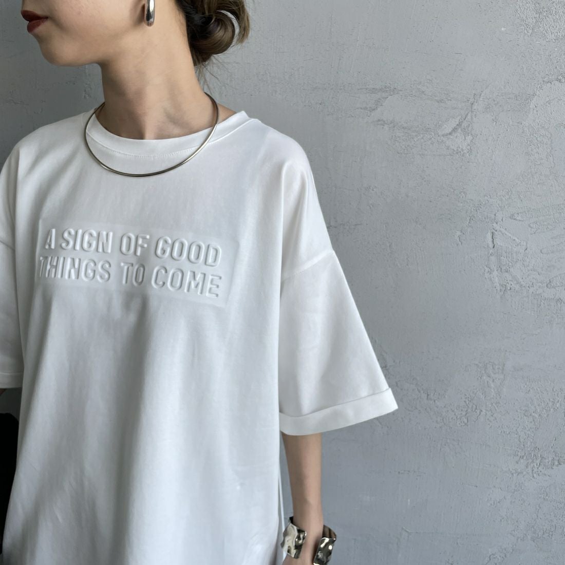 Maison de L'allure [メゾン ドゥ ラリュール] エンボスロゴTシャツ [M25112028] 02 OFF &&モデル身長：150cm 着用サイズ：F&&