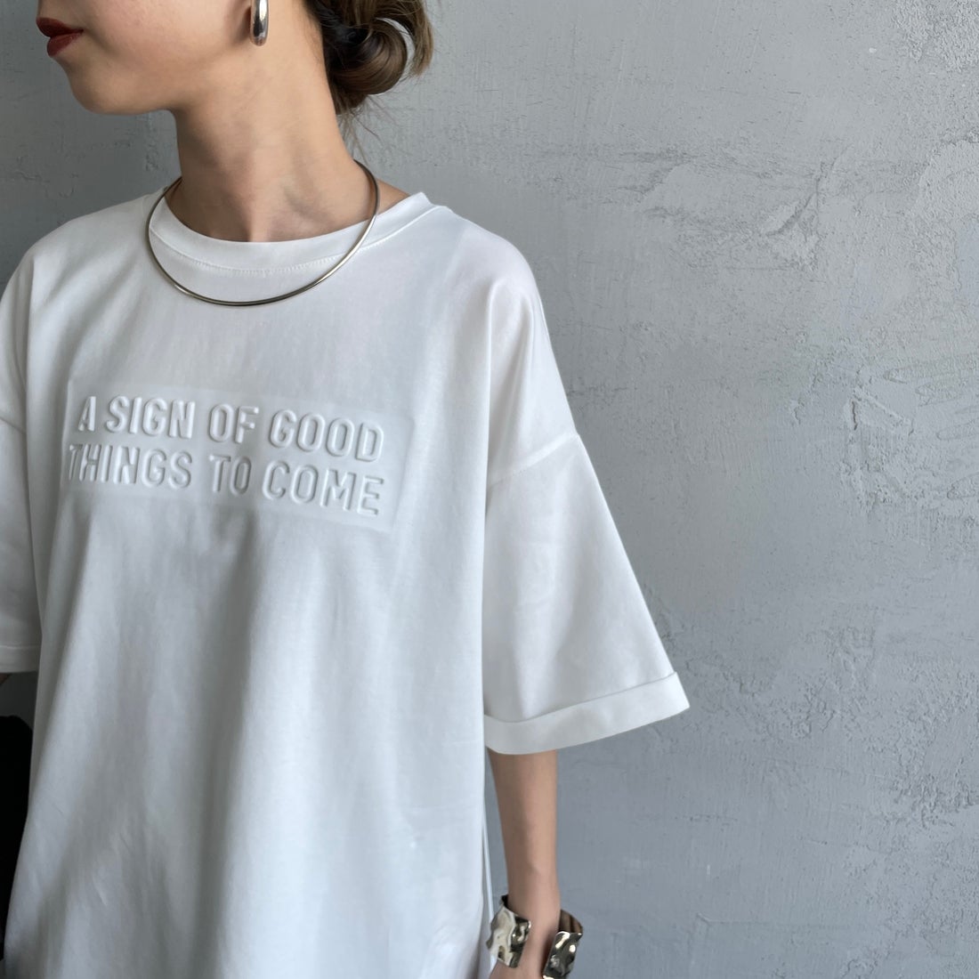 Maison de L'allure [メゾン ドゥ ラリュール] エンボスロゴTシャツ [M25112028] 02 OFF &&モデル身長：150cm 着用サイズ：F&&