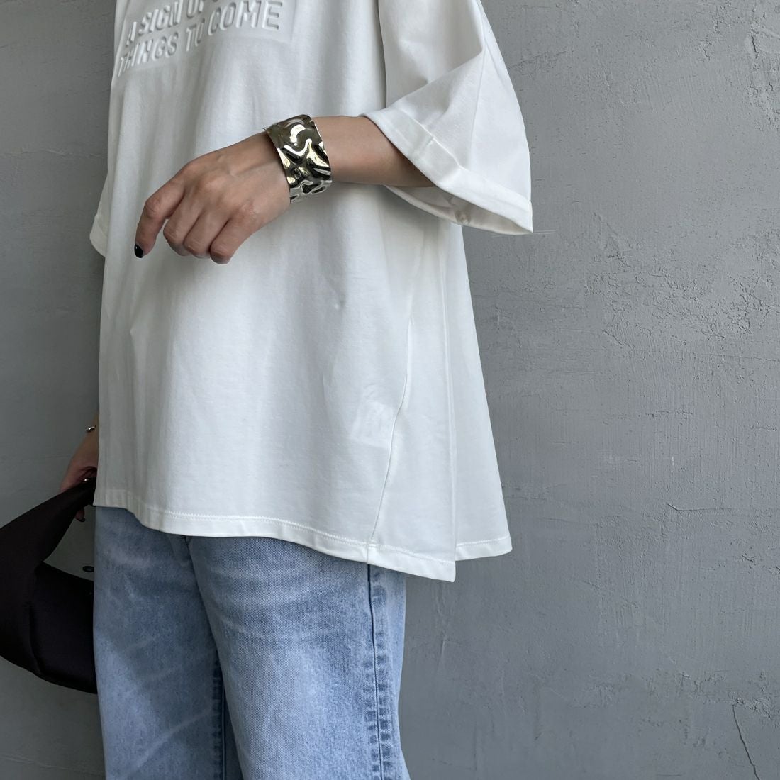 Maison de L'allure [メゾン ドゥ ラリュール] エンボスロゴTシャツ [M25112028] 02 OFF &&モデル身長：150cm 着用サイズ：F&&