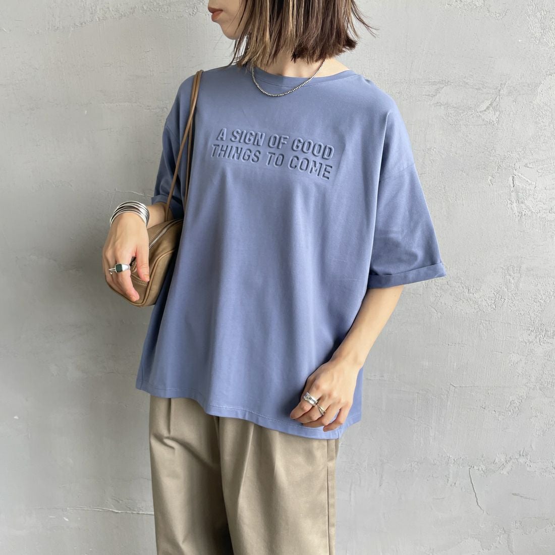 Maison de L'allure [メゾン ドゥ ラリュール] エンボスロゴTシャツ [M25112028] 12 BLUE &&モデル身長：158cm 着用サイズ：F&&