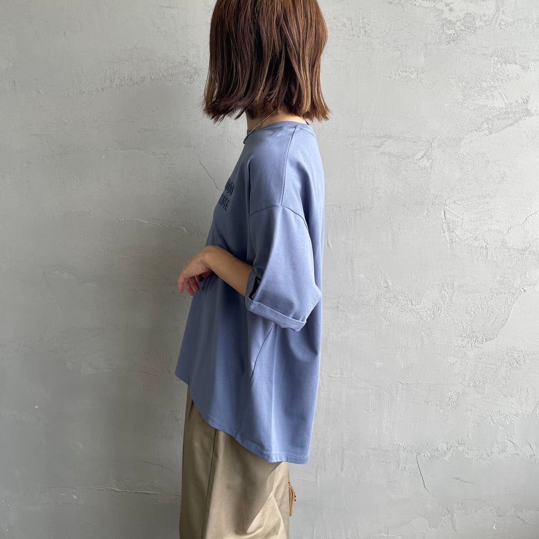 Maison de L'allure [メゾン ドゥ ラリュール] エンボスロゴTシャツ [M25112028] 12 BLUE &&モデル身長：158cm 着用サイズ：F&&