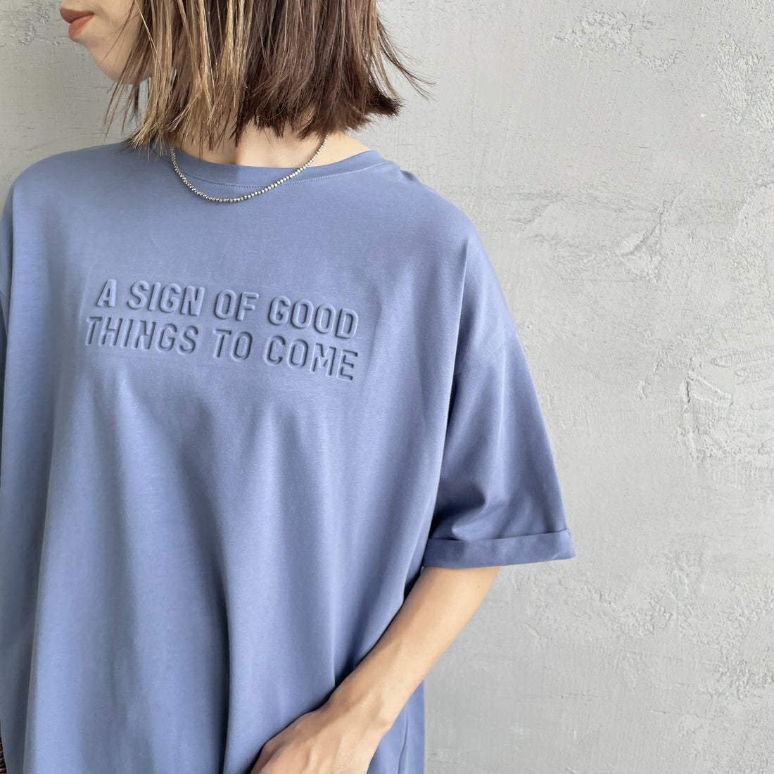 Maison de L'allure [メゾン ドゥ ラリュール] エンボスロゴTシャツ [M25112028] 12 BLUE &&モデル身長：158cm 着用サイズ：F&&