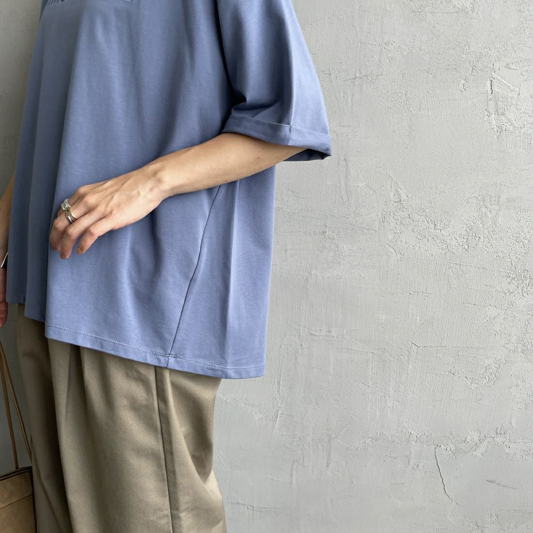 Maison de L'allure [メゾン ドゥ ラリュール] エンボスロゴTシャツ [M25112028] 12 BLUE &&モデル身長：158cm 着用サイズ：F&&