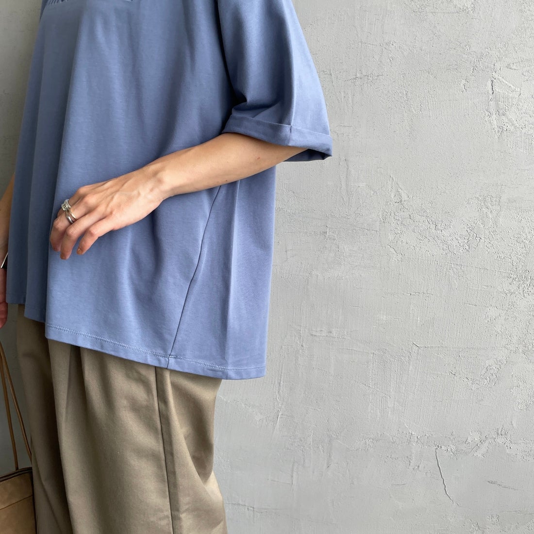 Maison de L'allure [メゾン ドゥ ラリュール] エンボスロゴTシャツ [M25112028] 12 BLUE &&モデル身長：158cm 着用サイズ：F&&