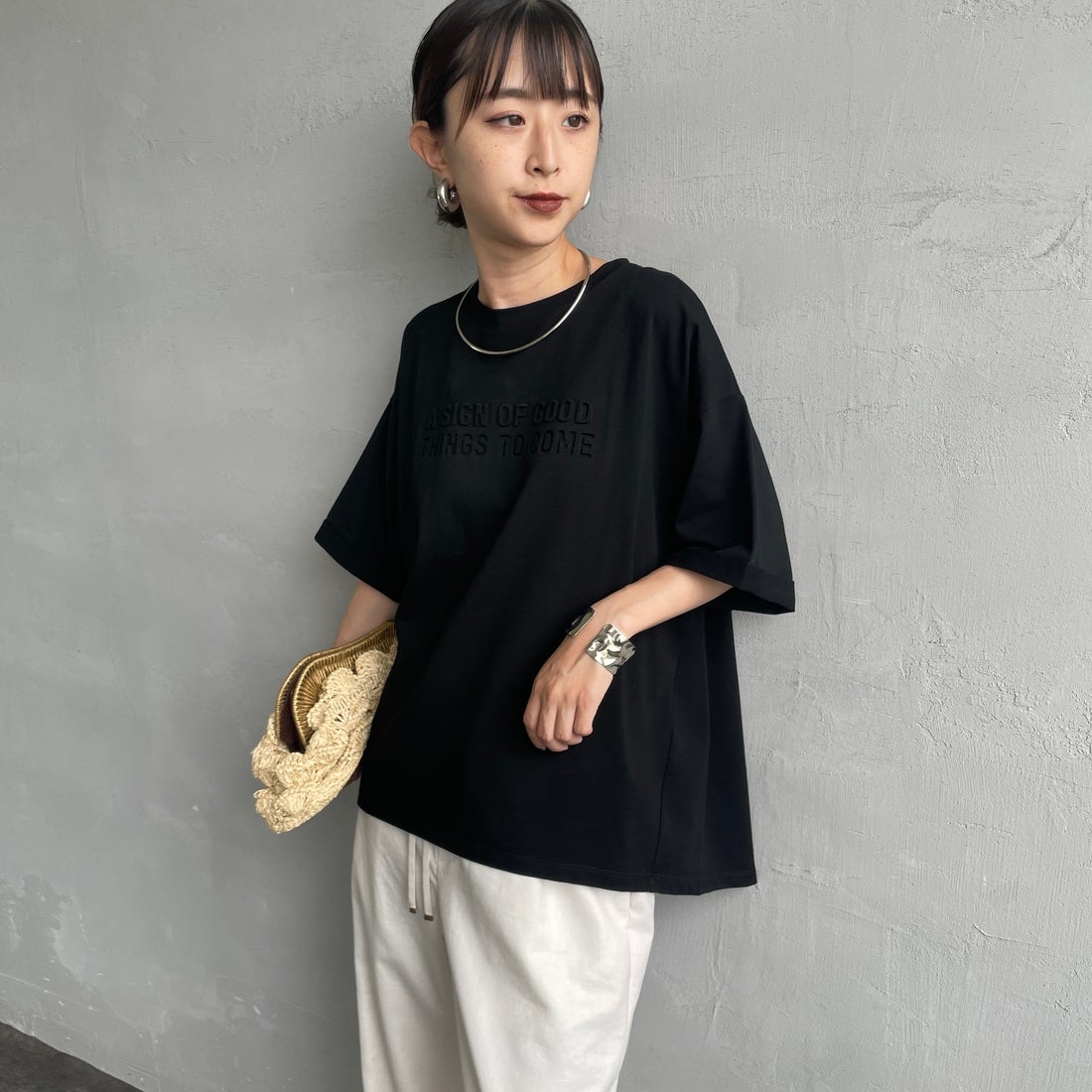 Maison de L'allure [メゾン ドゥ ラリュール] エンボスロゴTシャツ [M25112028] 09 BLACK &&モデル身長：150cm 着用サイズ：F&&