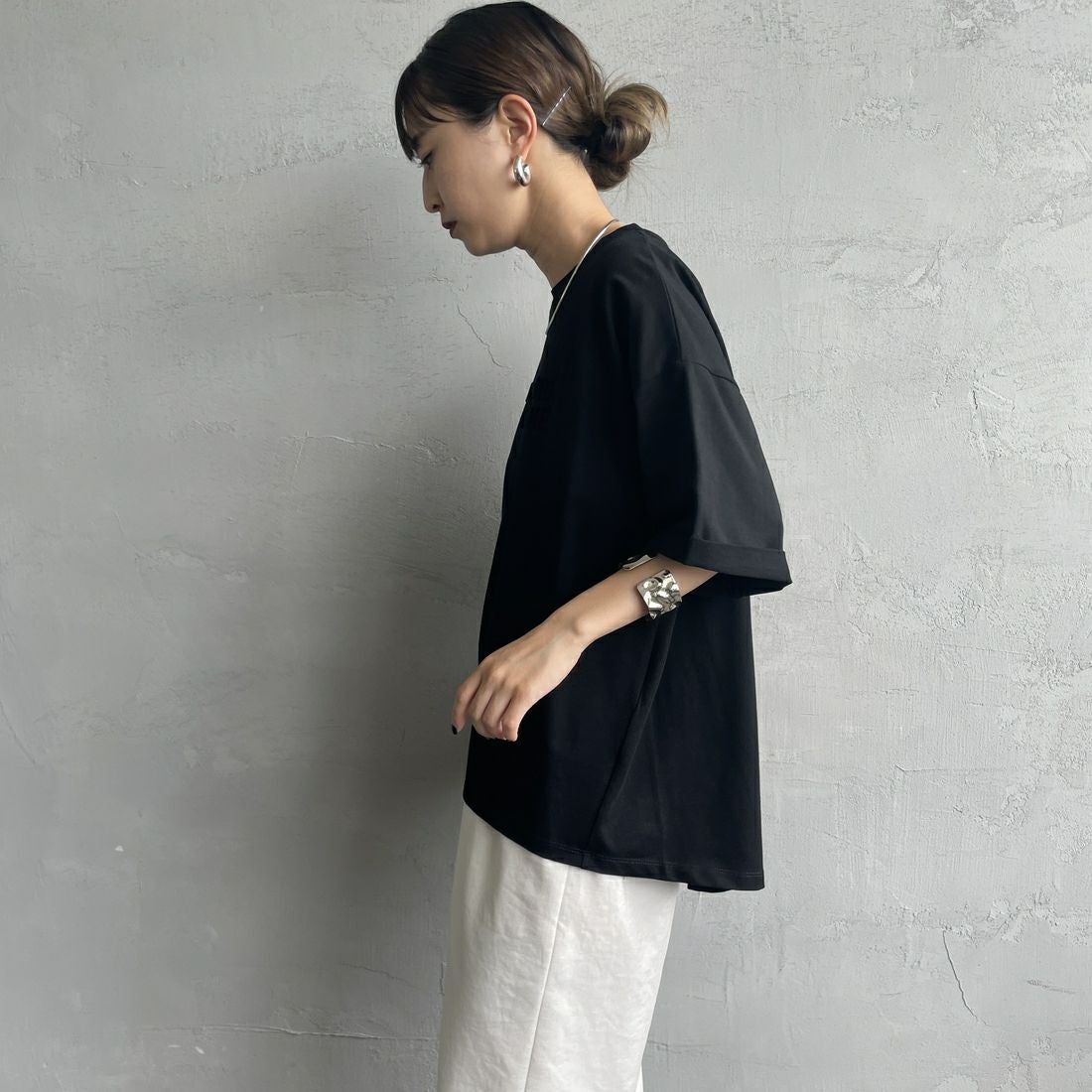 Maison de L'allure [メゾン ドゥ ラリュール] エンボスロゴTシャツ [M25112028] 09 BLACK &&モデル身長：150cm 着用サイズ：F&&