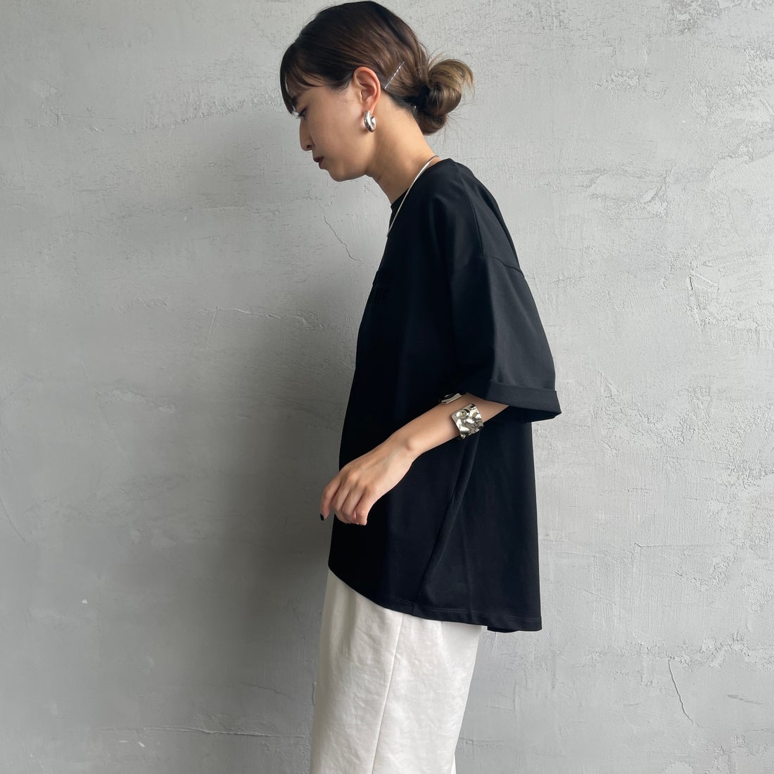 Maison de L'allure [メゾン ドゥ ラリュール] エンボスロゴTシャツ [M25112028] 09 BLACK &&モデル身長：150cm 着用サイズ：F&&