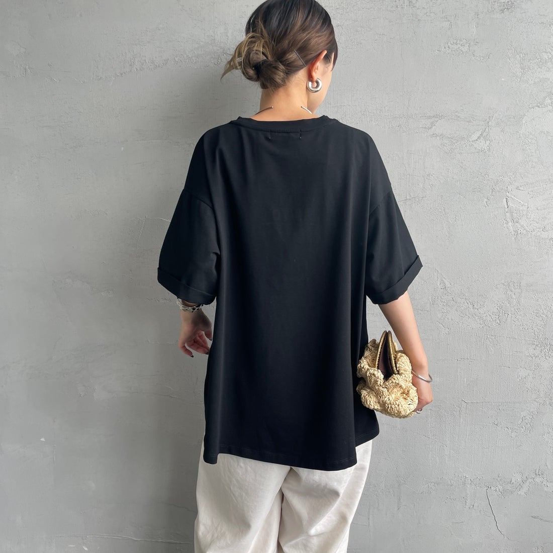 Maison de L'allure [メゾン ドゥ ラリュール] エンボスロゴTシャツ [M25112028] 09 BLACK &&モデル身長：150cm 着用サイズ：F&&