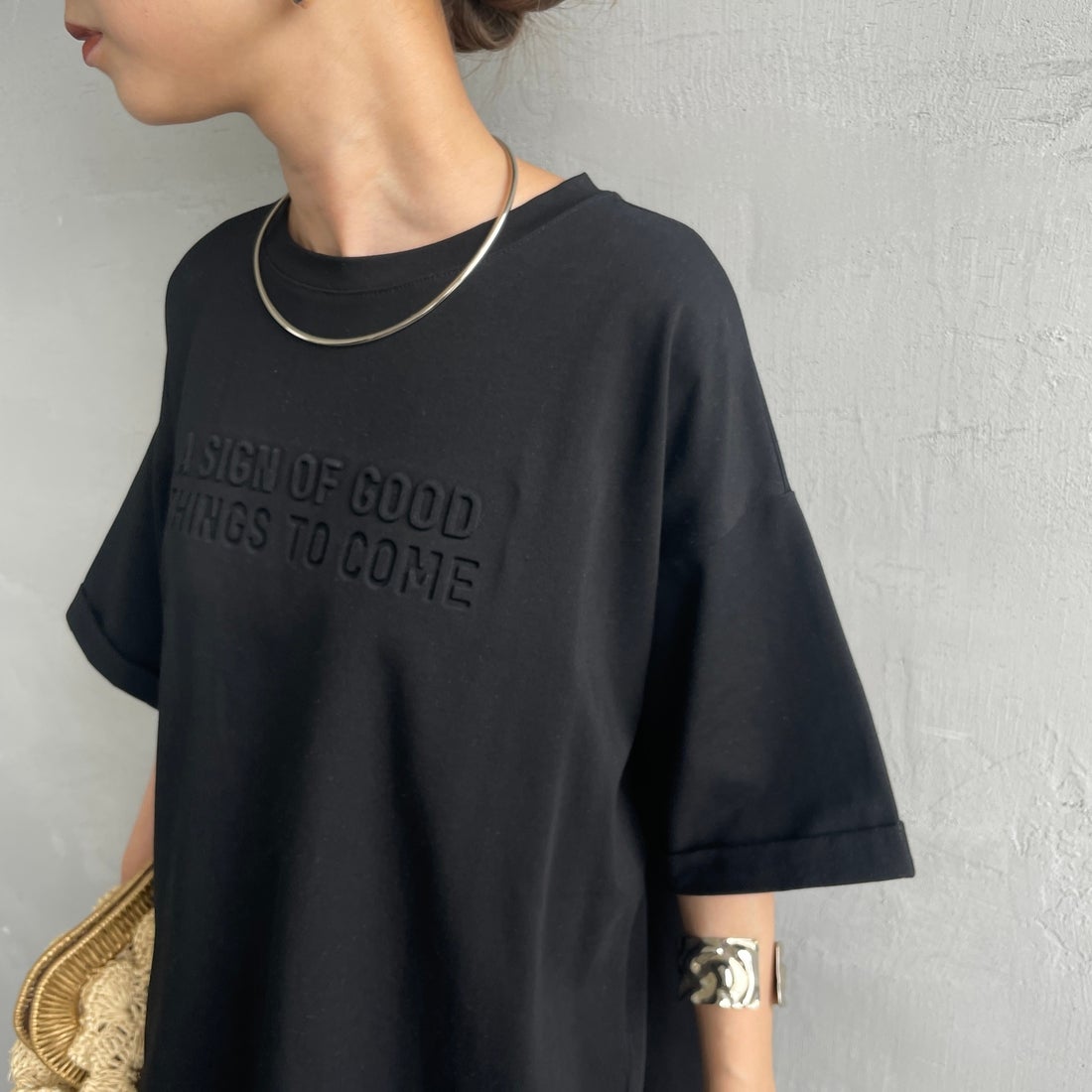 Maison de L'allure [メゾン ドゥ ラリュール] エンボスロゴTシャツ [M25112028] 09 BLACK &&モデル身長：150cm 着用サイズ：F&&