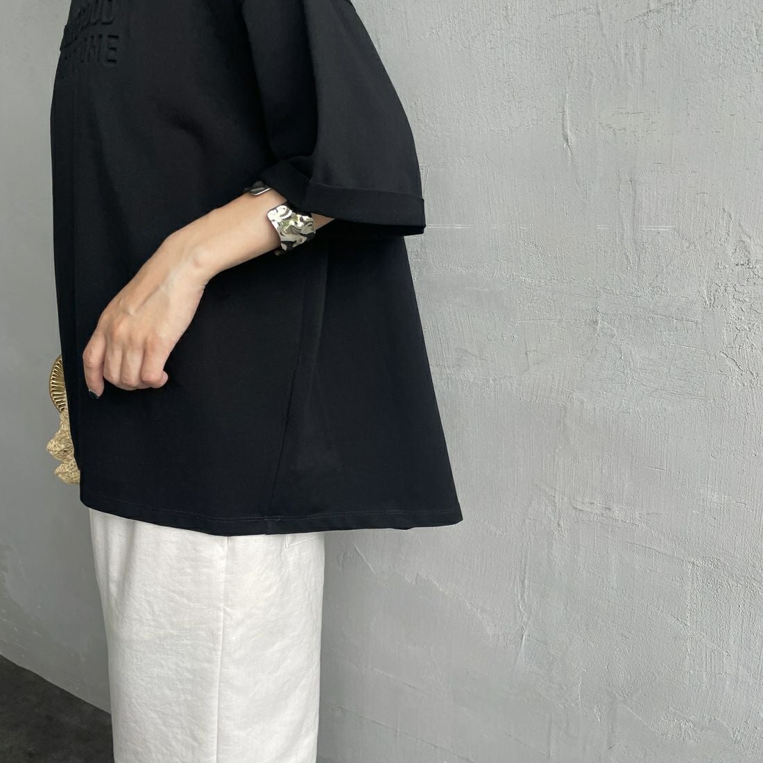 Maison de L'allure [メゾン ドゥ ラリュール] エンボスロゴTシャツ [M25112028] 09 BLACK &&モデル身長：150cm 着用サイズ：F&&