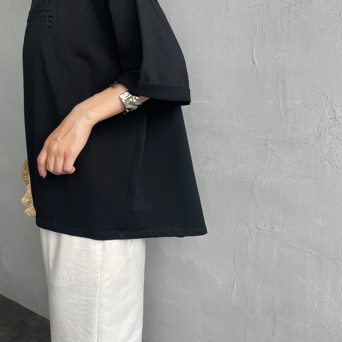 Maison de L'allure [メゾン ドゥ ラリュール] エンボスロゴTシャツ [M25112028] 09 BLACK &&モデル身長：150cm 着用サイズ：F&&