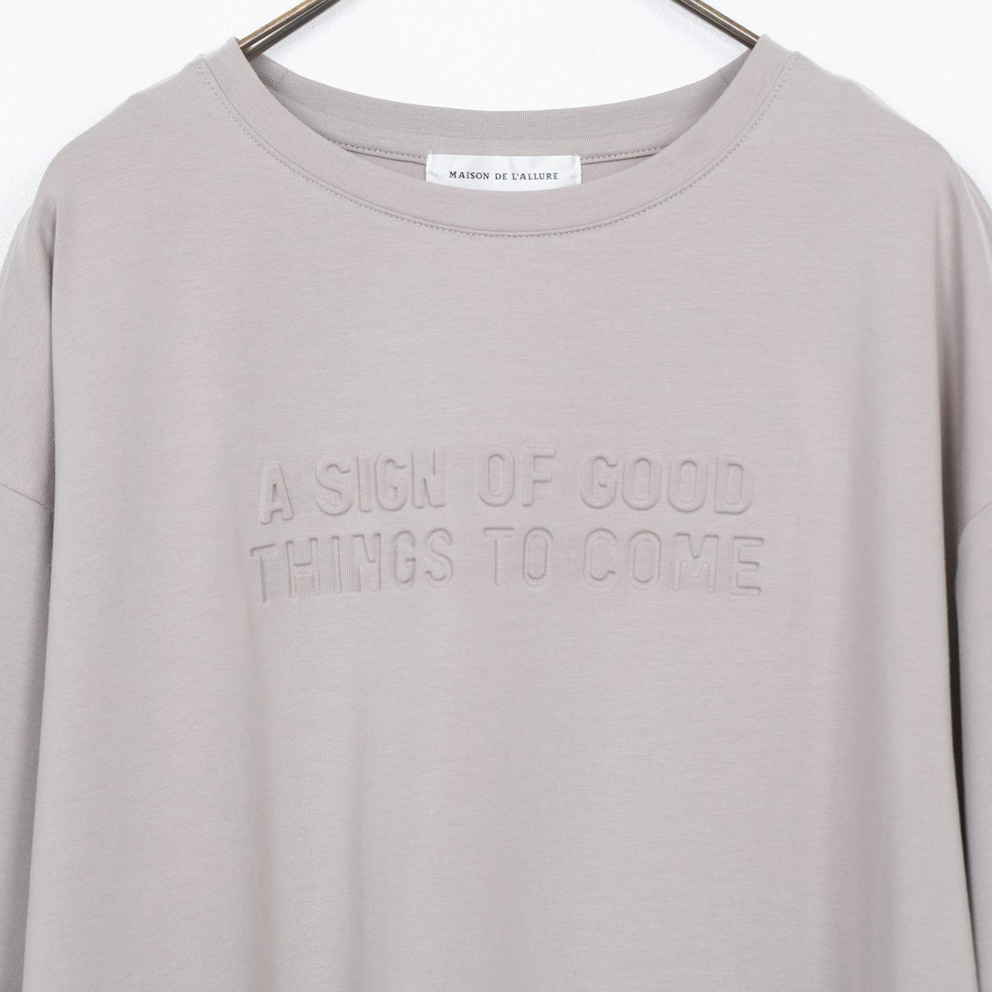 Maison de L'allure [メゾン ドゥ ラリュール] エンボスロゴTシャツ [M25112028] 23 GREIGE