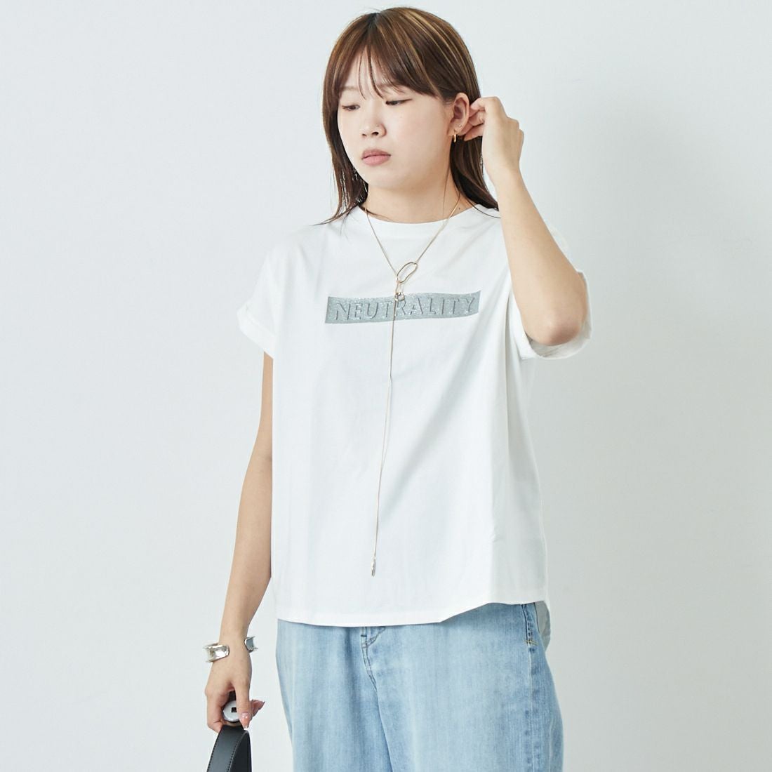 Maison de L'allure [メゾン ドゥ ラリュール] エンボスラメロゴTシャツ [M25112030] 02 OFF &&モデル身長：167cm 着用サイズ：F&&