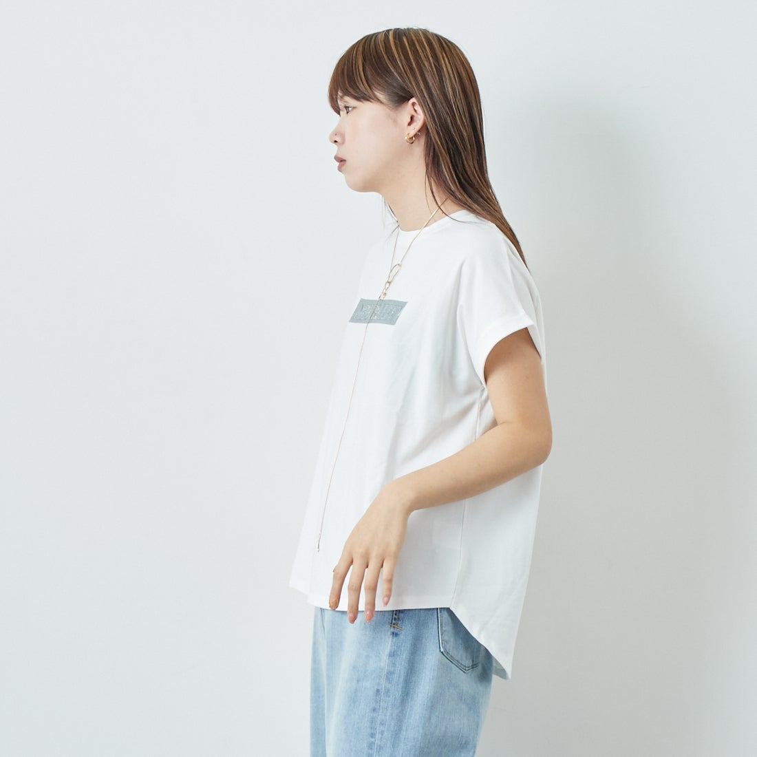 Maison de L'allure [メゾン ドゥ ラリュール] エンボスラメロゴTシャツ [M25112030] 02 OFF &&モデル身長：167cm 着用サイズ：F&&