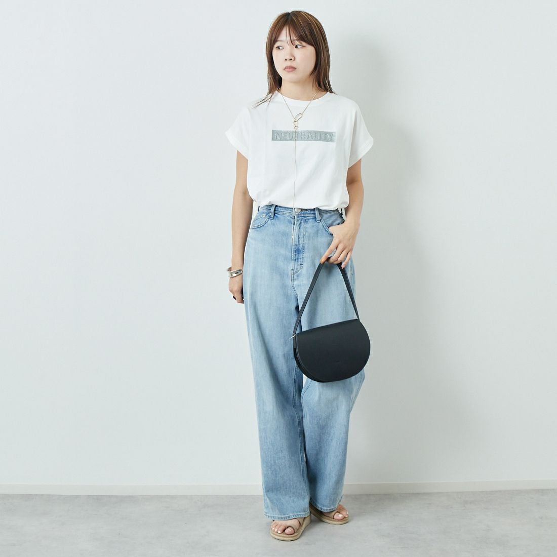 Maison de L'allure [メゾン ドゥ ラリュール] エンボスラメロゴTシャツ [M25112030] 02 OFF &&モデル身長：167cm 着用サイズ：F&&