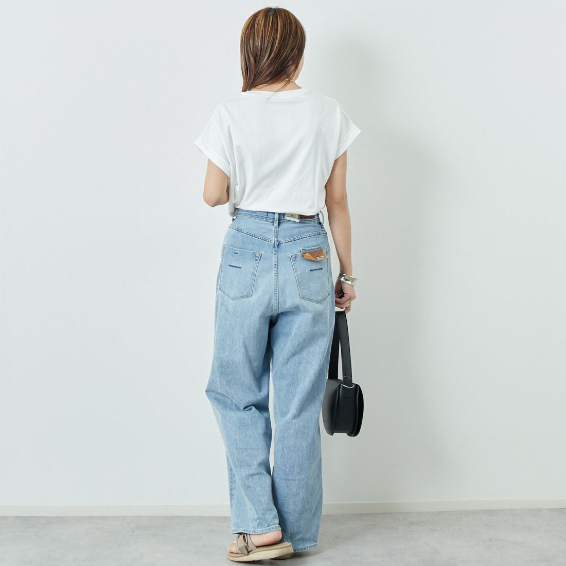 Maison de L'allure [メゾン ドゥ ラリュール] エンボスラメロゴTシャツ [M25112030] 02 OFF &&モデル身長：167cm 着用サイズ：F&&