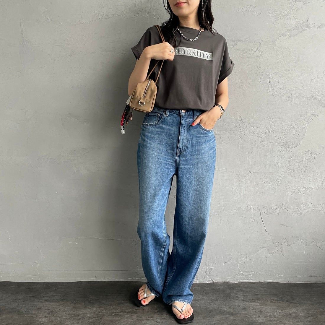 Maison de L'allure [メゾン ドゥ ラリュール] エンボスラメロゴTシャツ [M25112030]08 CHARCOA &&モデル身長：160cm 着用サイズ：F&&