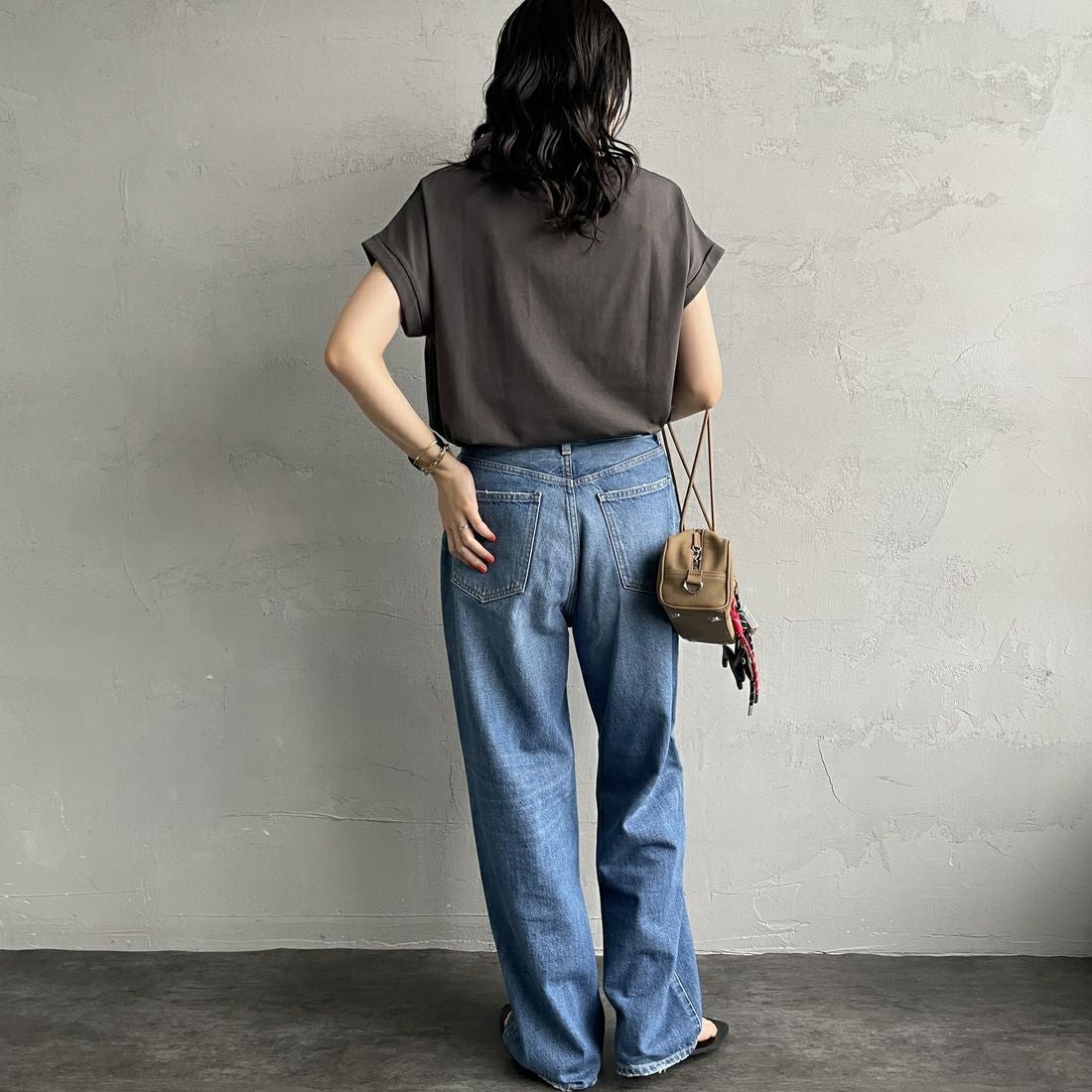 Maison de L'allure [メゾン ドゥ ラリュール] エンボスラメロゴTシャツ [M25112030]08 CHARCOA &&モデル身長：160cm 着用サイズ：F&&