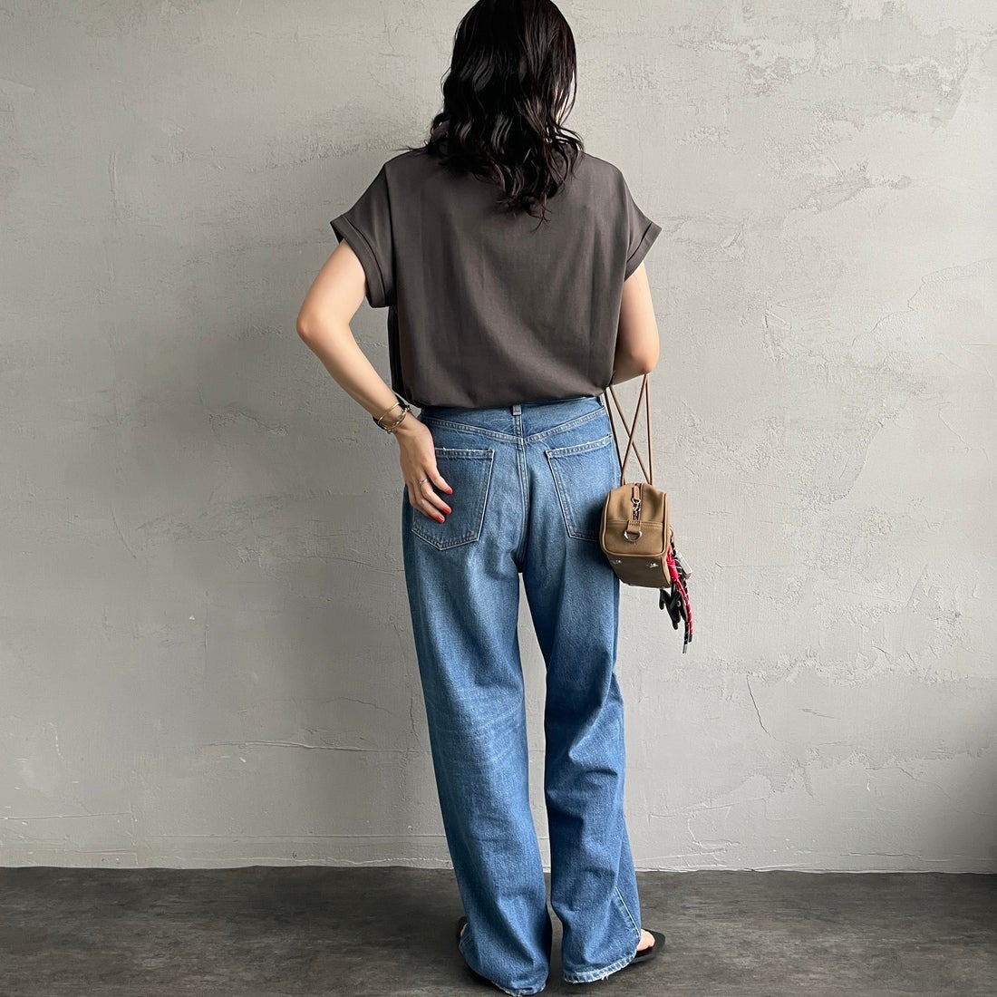 Maison de L'allure [メゾン ドゥ ラリュール] エンボスラメロゴTシャツ [M25112030]08 CHARCOA &&モデル身長：160cm 着用サイズ：F&&