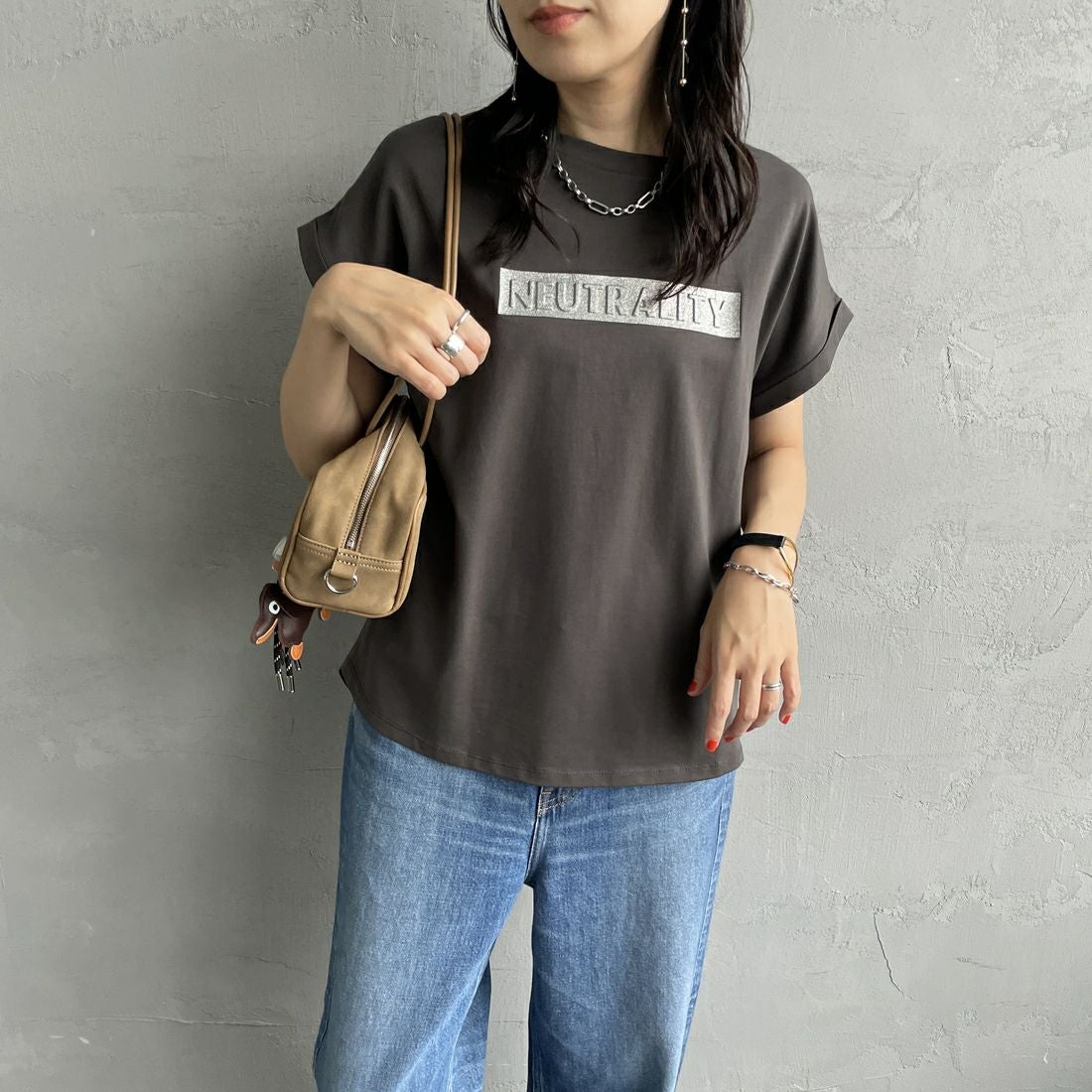 Maison de L'allure [メゾン ドゥ ラリュール] エンボスラメロゴTシャツ [M25112030]08 CHARCOA &&モデル身長：160cm 着用サイズ：F&&