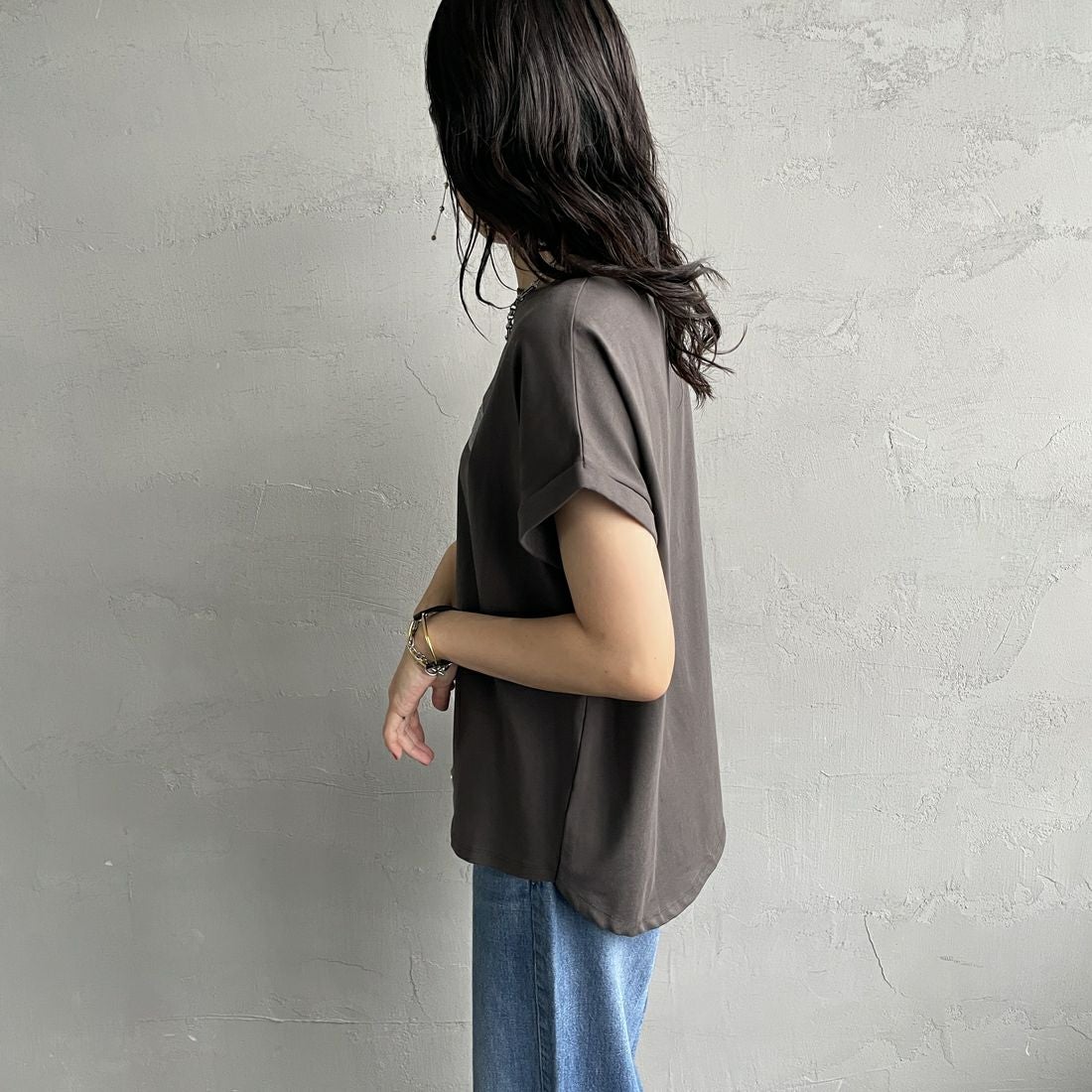 Maison de L'allure [メゾン ドゥ ラリュール] エンボスラメロゴTシャツ [M25112030]08 CHARCOA &&モデル身長：160cm 着用サイズ：F&&