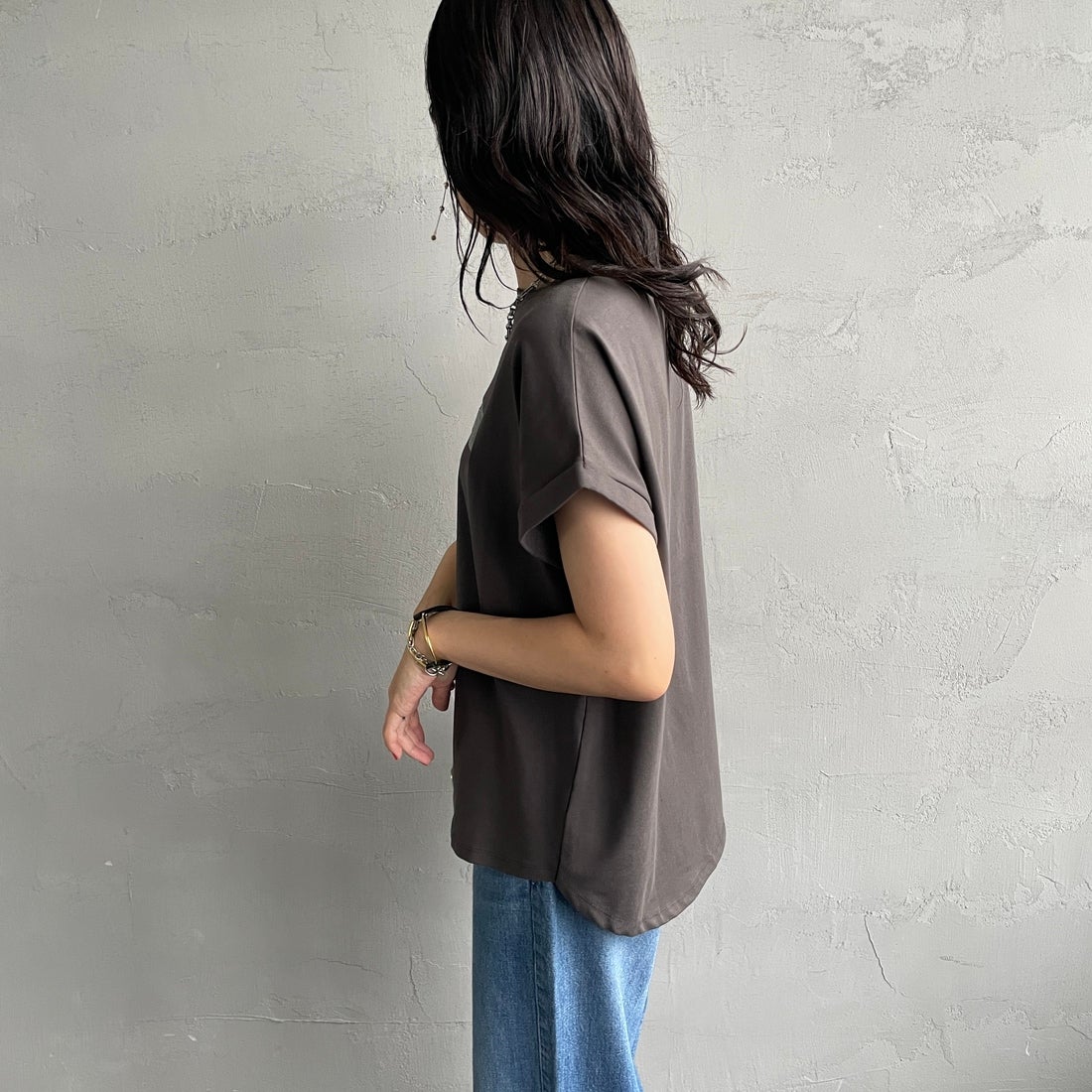 Maison de L'allure [メゾン ドゥ ラリュール] エンボスラメロゴTシャツ [M25112030]08 CHARCOA &&モデル身長：160cm 着用サイズ：F&&