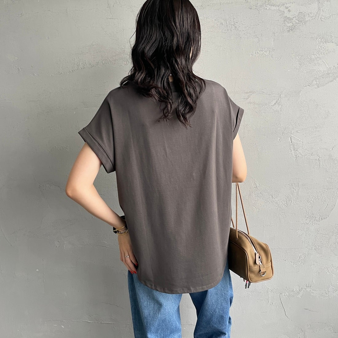 Maison de L'allure [メゾン ドゥ ラリュール] エンボスラメロゴTシャツ [M25112030]08 CHARCOA &&モデル身長：160cm 着用サイズ：F&&